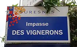 Photographie en couleur d'une plaque de rue.