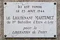 Le lieutenant Martinet est mort au croisement avec la rue Auguste-Comte pendant la Libération de Paris.