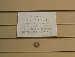 «Clara Haskil […] a vécu dans cette maison de 1951 à sa mort 1960.