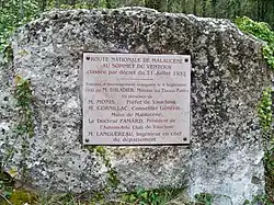 Plaque sur la route nationale 574