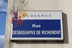 Photographie en couleur d'une plaque de rue.