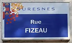 Photographie en couleur d'une plaque de rue.