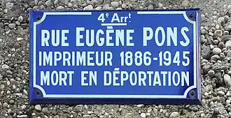 Il y est inscrit : Rue Eugène Pons Imprimeur 1886-1945 mort en déportation.