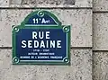 Plaque de rue comportant une notice succinte.