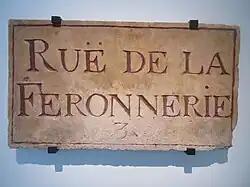 Plaque datée du XVIIIe&nbsp;siècle. La rue est alors située dans le 3e&nbsp;quartier de Paris. Plaque en pierre de liais gravée. Musée Carnavalet.