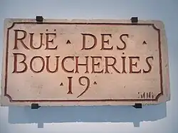 Plaque datée du XVIIIe&nbsp;siècle. La rue est alors située dans le 19e&nbsp;quartier de Paris. Plaque en pierre de liais gravée. Musée Carnavalet.