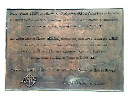 Plaque commémorative apposée sur le mur du centre des Salorges (Quai Ernest-Renaud)