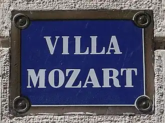 Voir la plaque.
