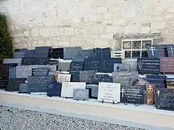 Plaques en hommage au général de Gaulle.