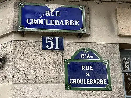 Les plaques de la voirie parisienne, en haut la plus ancienne, en bas la plus récente, montrant les appellations différentes.