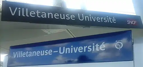Plaques signalétiques indiquant le nom de la gare SNCF du tramway T11 et de la station RATP du tramway T8.