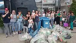 Des bénévoles rassemblés par une association sont fiers d'avoir ramassés des déchets dans les rues de la ville