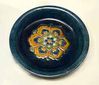 Plat rond de céramique sancai orné d'un motif floral, VIIIe ou  IXe&nbsp;siècle