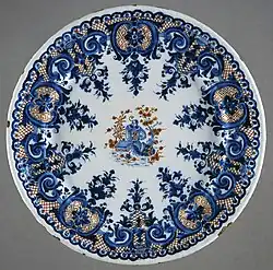 Assiette à bordure de lambrequins.