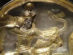 Détail d'une assiette en or, Chapour II est à cheval, il est en armure et porte une grande couronne, il bande son arc.
