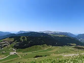 La tête de Cabeau (au premier plan), le plateau de Beauregard (au deuxième plan) et le mont Lachat (en arrière-plan) depuis la pointe de Merdassier.
