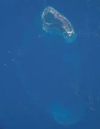 Image satellite de l'île Platte entourée par les récifs coralliens.