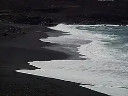 Plage de sable volcanique