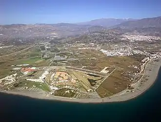 Plage de Grenade&nbsp;(es) à l'ouest (à gauche), plage de Poniente&nbsp;(es) à l'est (à droite)