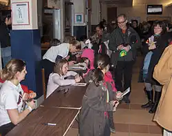 Photographies de Stars donnant des autographes après un match