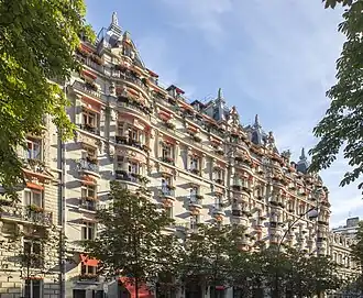 Le Plaza Athénée, avenue Montaigne à Paris.