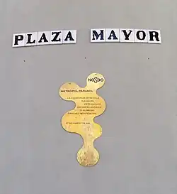 Plaque commémorative de l'inauguration de Metropol Parasol et de la Plaza Mayor. La forme de la plaque rappelle celle de l'édifice vu du ciel.