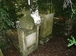 Tombes dans le vieux cimetière.