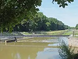 Barrage de Connewitz, derrière lui le canal de crue de la Pleiße