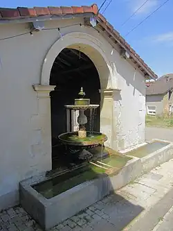 Fontaine-lavoir.