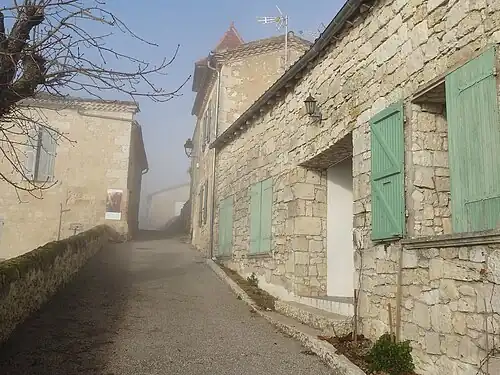 Rue centrale de Plieux en 2021.