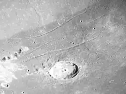Vue oblique d'Apollo 17 orientée au sud, et montrant à la fois le cratère Plinius et Plinius Rilles.