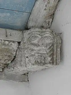 Blochet à l'intérieur du porche sud.