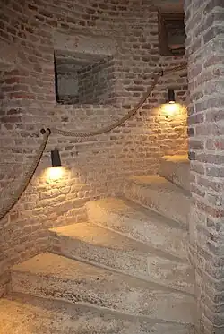 Escalier conduisant à la tour nord.