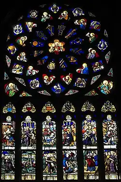 Photographie d'une verrière à six lancettes et une grande rose, consacrée à la Passion