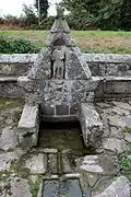 Fontaine Saint-Jean du XVIIe&nbsp;siècle décorée en 1871 par Yves Hernot.