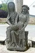 La pietà du calvaire du cimetière de Ploudaniel (XIVe&nbsp;siècle).