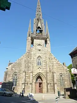 La façade de l'église paroissiale.