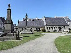 Les deux ossuaires de l'enclos paroissial.