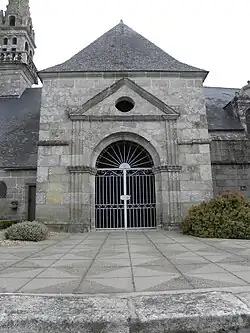 Église paroissiale Saint-Yves : porche.