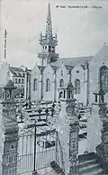 L'église paroissiale Saint-Pierre-et-Saint-Paul de Plouzévédé, entourée de son cimetière (carte postale Villard, vers 1925).