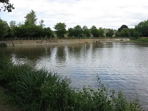 L'étang de Guébriand et sa digue.