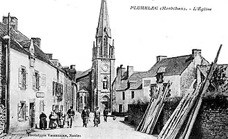 L'église paroissiale du Sacré-Cœur à Plumelec vers 1920 (carte postale Vasselier).
