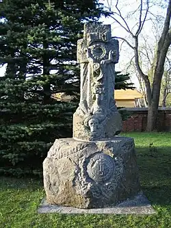 Sculpture conservée près de l’église Saint-Jean-Baptiste de Plungė commémorant la conversion de la Lituanie au christianisme.