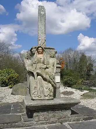 Pietà et croix du XVIIIe&nbsp;siècle sises place du bourg à Plussulien.