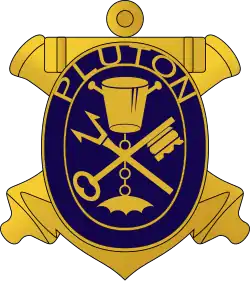 écusson ovale contenant des objets dorés sur fond bleu, devant deux canons en croix