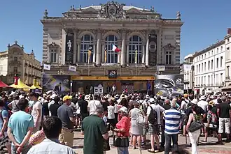 Vue générale du podium de départ de la 7e étape du Tour de France 2013 sur la place de la Comédie.