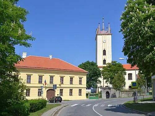 Hôtel de ville et église.