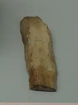 hache et morceau de poignard et pointes