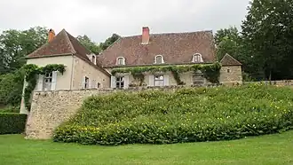 Le château de Thil et un mur de soulèvement.