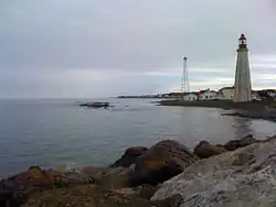 Le phare et la tour à claire-voie en arrière-plan
